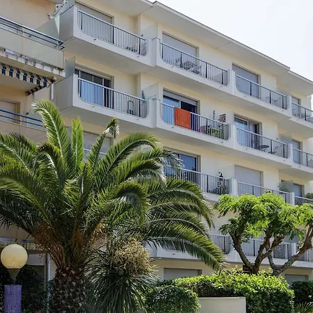 A 50 M De La * Arcachon